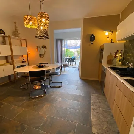 Semesterbostad Cozy Cocoon 300m De La Borgo (Corsica)